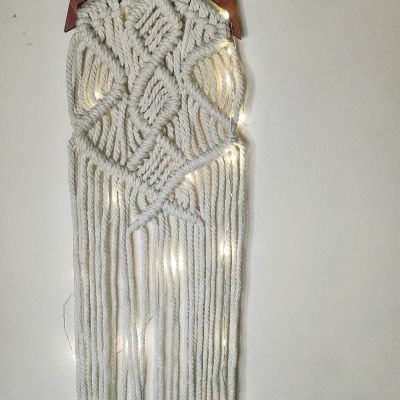 مجسم نجمه خشب مزود بالمكرميه.