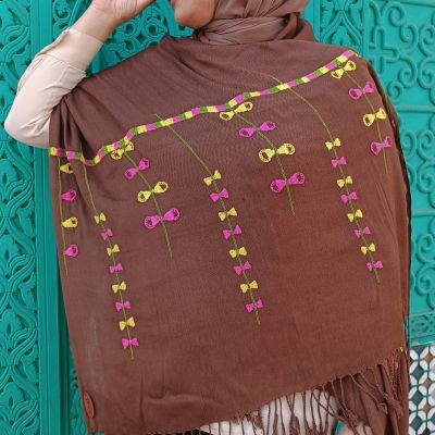 شال قطني مطرز يدويًا بأيدي سيدات واحة سيوة الموهوبات، ومنسوج يدويًا في قرية نقادة.