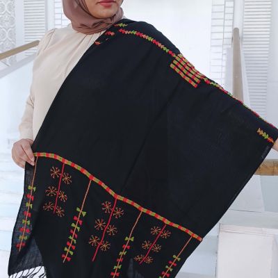 شال قطني مطرز يدويًا بأيدي سيدات واحة سيوة الموهوبات، ومنسوج يدويًا في قرية نقادة.