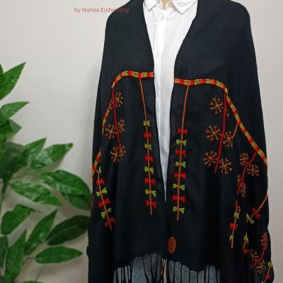 شال قطني مطرز يدويًا بأيدي سيدات واحة سيوة الموهوبات، ومنسوج يدويًا في قرية نقادة.