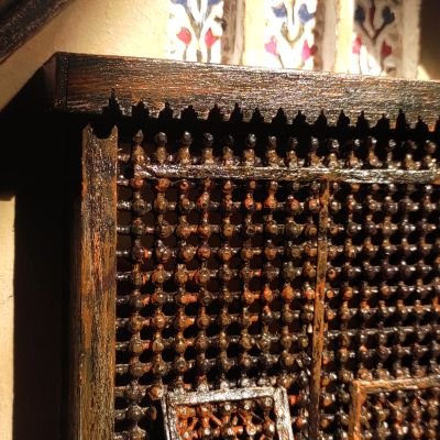 ديكور مشربيه وبداخله مشهد داخلى لمكتبه 