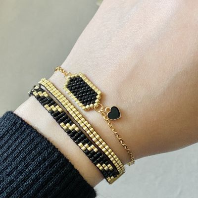 طقم أساور أسود و ذهبي 