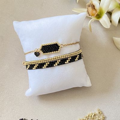 طقم أساور أسود و ذهبي 