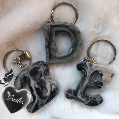 ميداليات على شكل حروف 