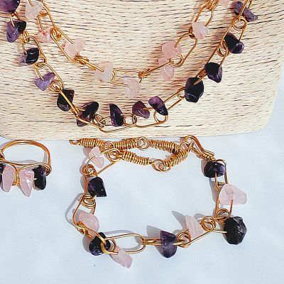 طقم من النحاس الخالص وأحجار الأماتيست  والروز كوراتز الطبيعي