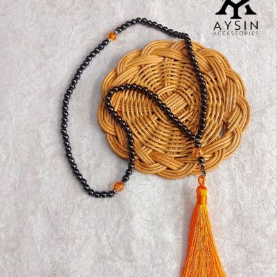 سبحة 99 خرزة من أحجار الهيماتيت مع فواصل من العقيق وشُرّابية من الحرير