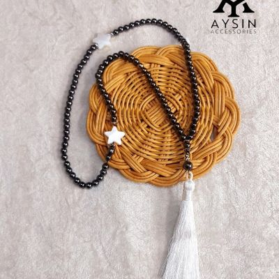 سبحة 99 خرزة من أحجار الهيماتيت مع فواصل من العقيق وشُرّابية من الحرير