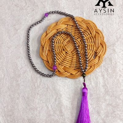 سبحة 99 خرزة من أحجار الهيماتيت مع فواصل من العقيق وشُرّابية من الحرير