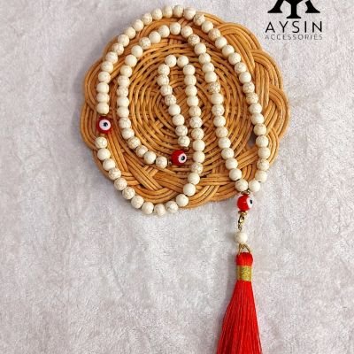 سبحة 99 خرزة من أحجار الفيروز مع فواصل من الهيماتيت وشُرّابية من الحرير.