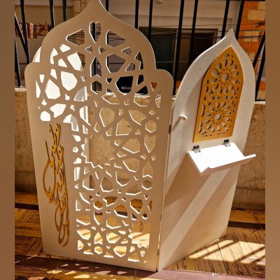 Prayer paravan and Quran holder