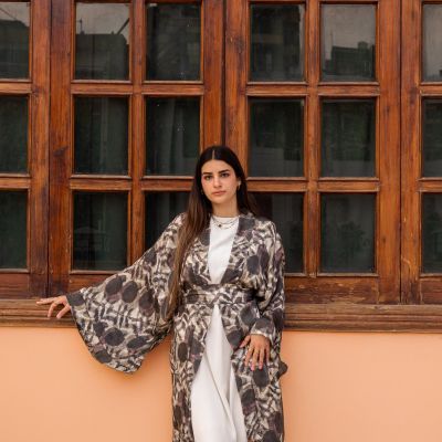 “كيمونو أنيق بلمسة عفوية”