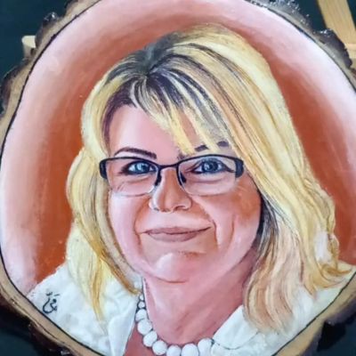 رسم على جزع شجر