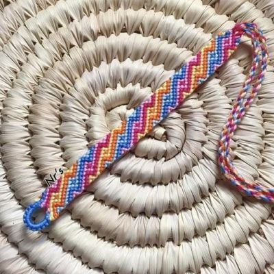 أساور ملونة