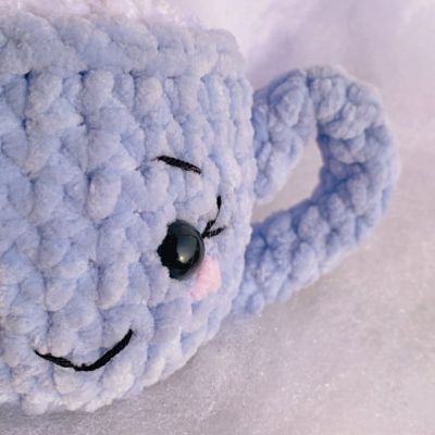 كوب قهوة قطيفة بالكروشيه