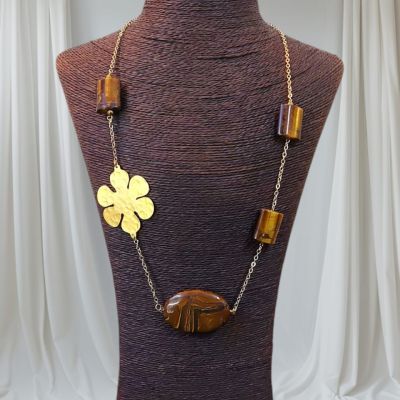 عقد من احجار التايجر والنحاس المطلى دهب