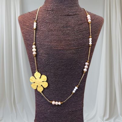 عقد من احجار اللؤلؤ الطبيعي بدلايه من النحاس البيور المطلى دهب 