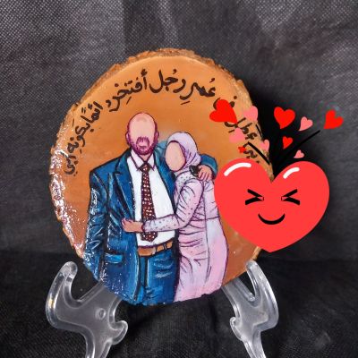 لوحة أكريليك على جزع شجر طبيعي.