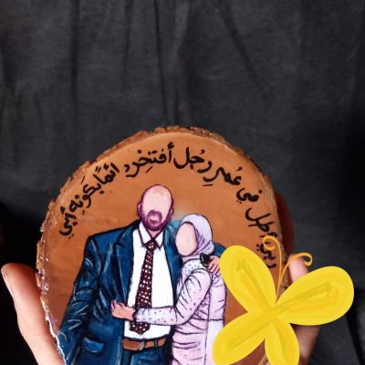 لوحة أكريليك على جزع شجر طبيعي.