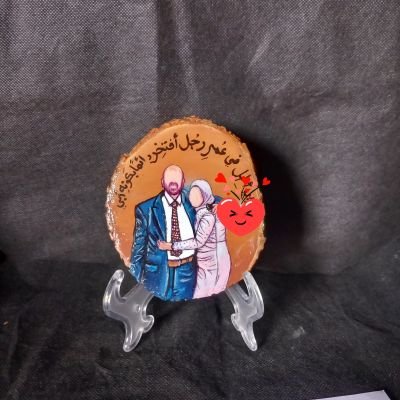 لوحة أكريليك على جزع شجر طبيعي.