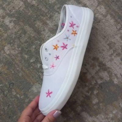 سنيكرز مشغوله يدويا