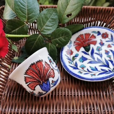 فنجان قهوة بالطبق