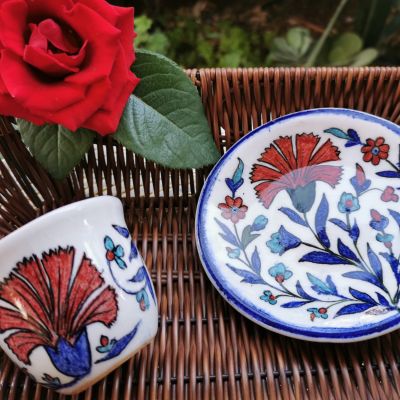 فنجان قهوة بالطبق