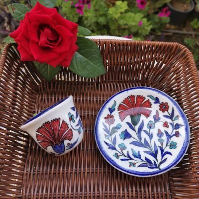 فنجان قهوة بالطبق