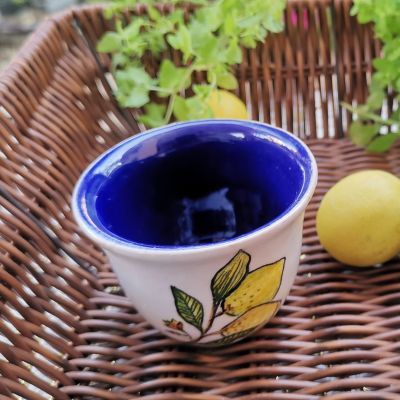 فنجان قهوة  مزين بثمرة الليمون