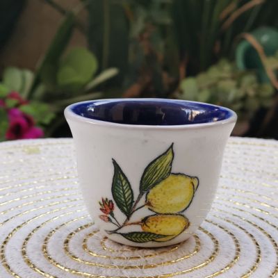 فنجان قهوة  مزين بثمرة الليمون