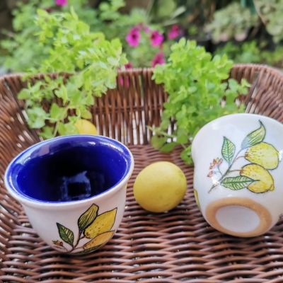 فنجان قهوة  مزين بثمرة الليمون