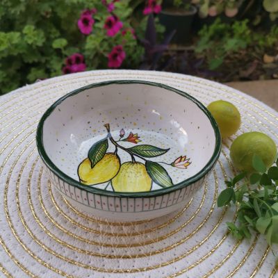 بوله مزينة بثمار الليمون