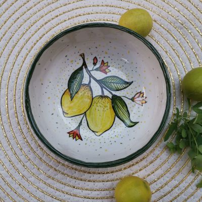 بوله مزينة بثمار الليمون