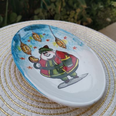 طبق خزفى برسم لفنانيس