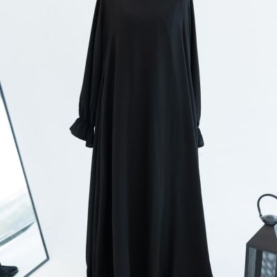 عباية أنيقة ذات لون أسود داكن 