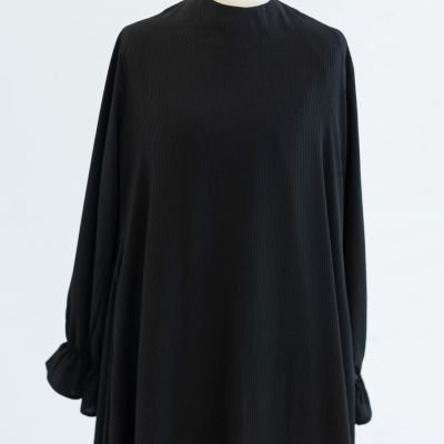 عباية أنيقة ذات لون أسود داكن 