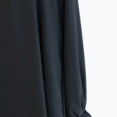 عباية أنيقة ذات لون أسود داكن 