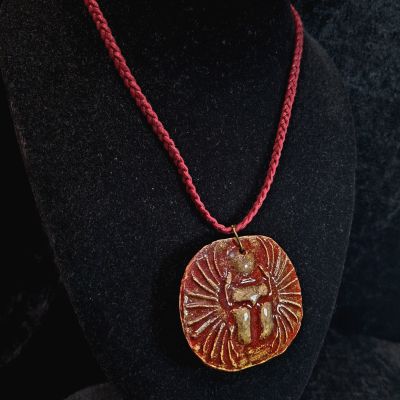 عقد من الخزف والجلد