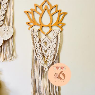 معلقة خشب بالمكرميه على شكل لوتس 