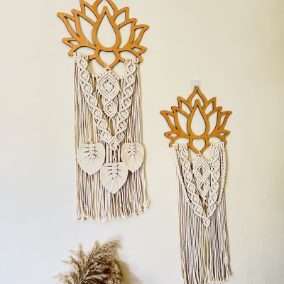 معلقة خشب بالمكرميه على شكل لوتس 