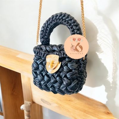 شنط جلد مكرميه 