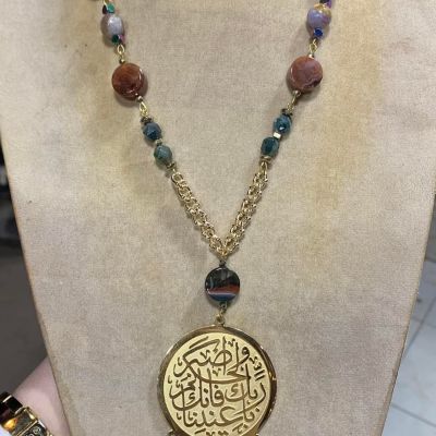 عقد من أحجار الموسي