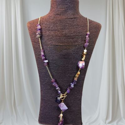 عقد من احجار الاماتيثت 