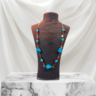 عقد  من احجار الفيروز والمرجان  وفواصل هيماتيت