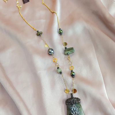 عقد من احجار  الجاسبر والعقيق