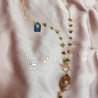 Necklace made of jasper and agate stones.