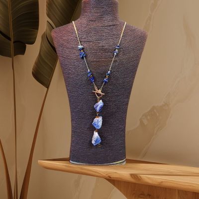 عقد من احجار اللابيس