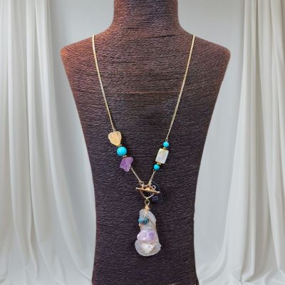 عقد من احجار الكوارترز