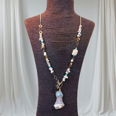 عقد من احجار الكوارترز