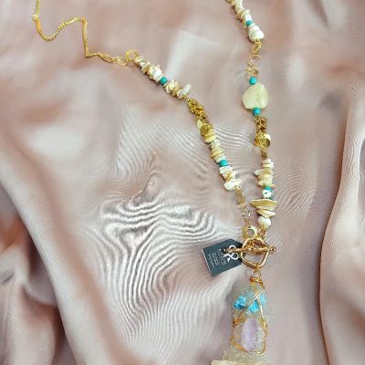 عقد من احجار الكوارترز