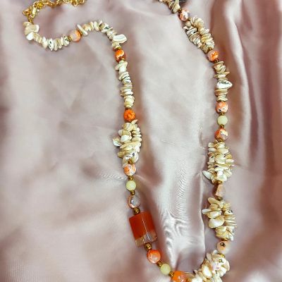 عقد من احجار العقيق والصدف 